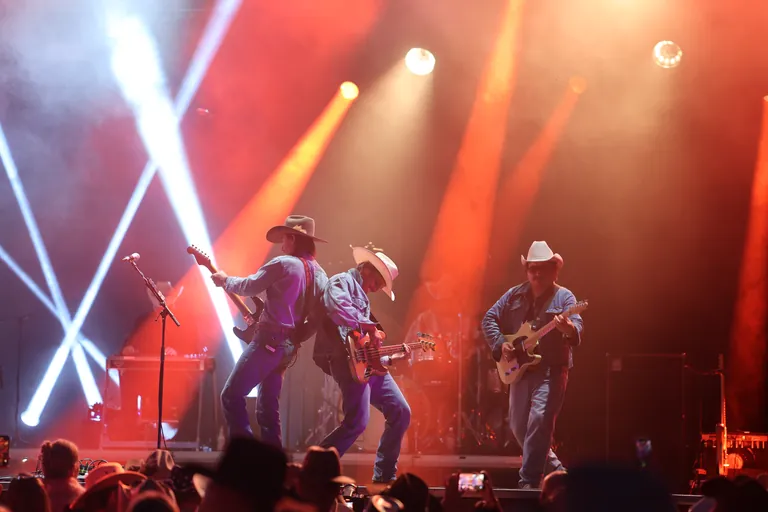 Band på scenen under varme røde og oransje lys på Taste of Country.