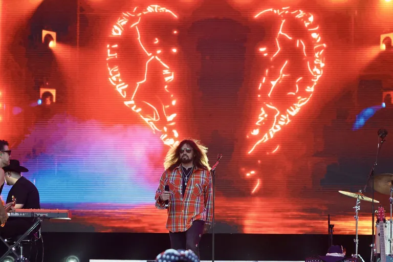 Billy Ray Cyrus på Taste of Country-scenen foran en stor rød LED-skjerm med et knust hjerte.