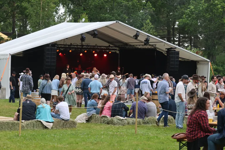 Bred oversikt over utescenen og publikum på Taste of Country i dagslys.