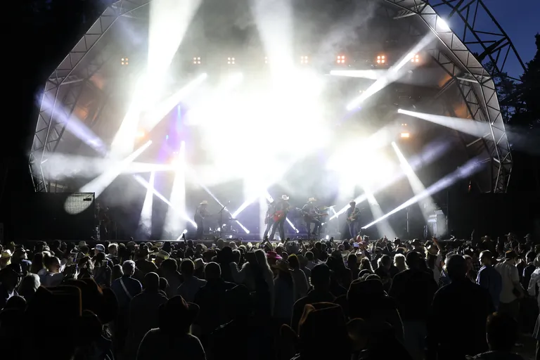 Hele festivalscenen og publikum under kraftige hvite scenelys på Taste of Country.