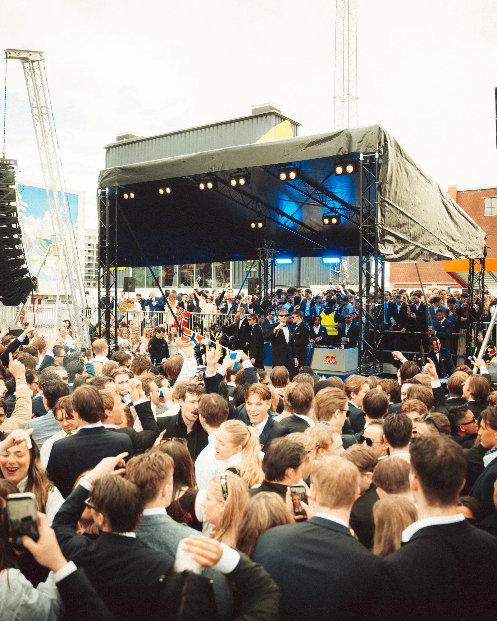 Scene og publikum under ROC 17. mai på Filipstad.