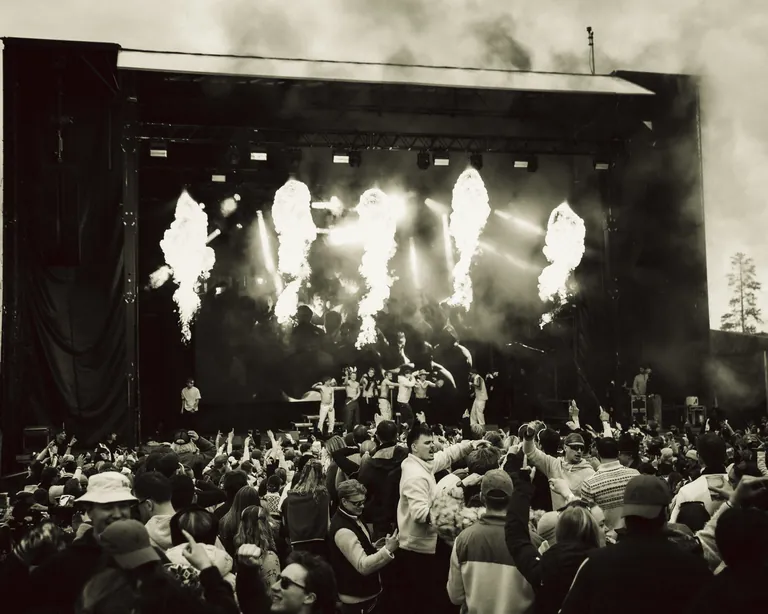 Hele Smellen-scenen med pyroteknikk og publikum, fotografert i svart-hvitt.