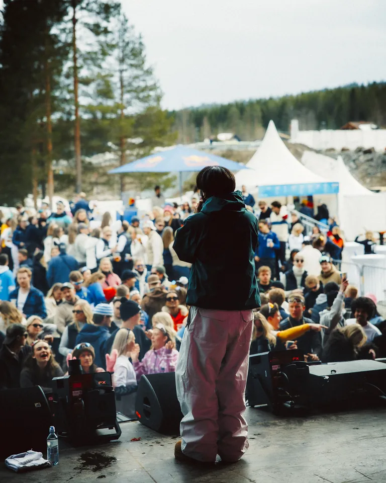 Utsikt fra Smellen-scenen over festivalpublikummet i Trysil.