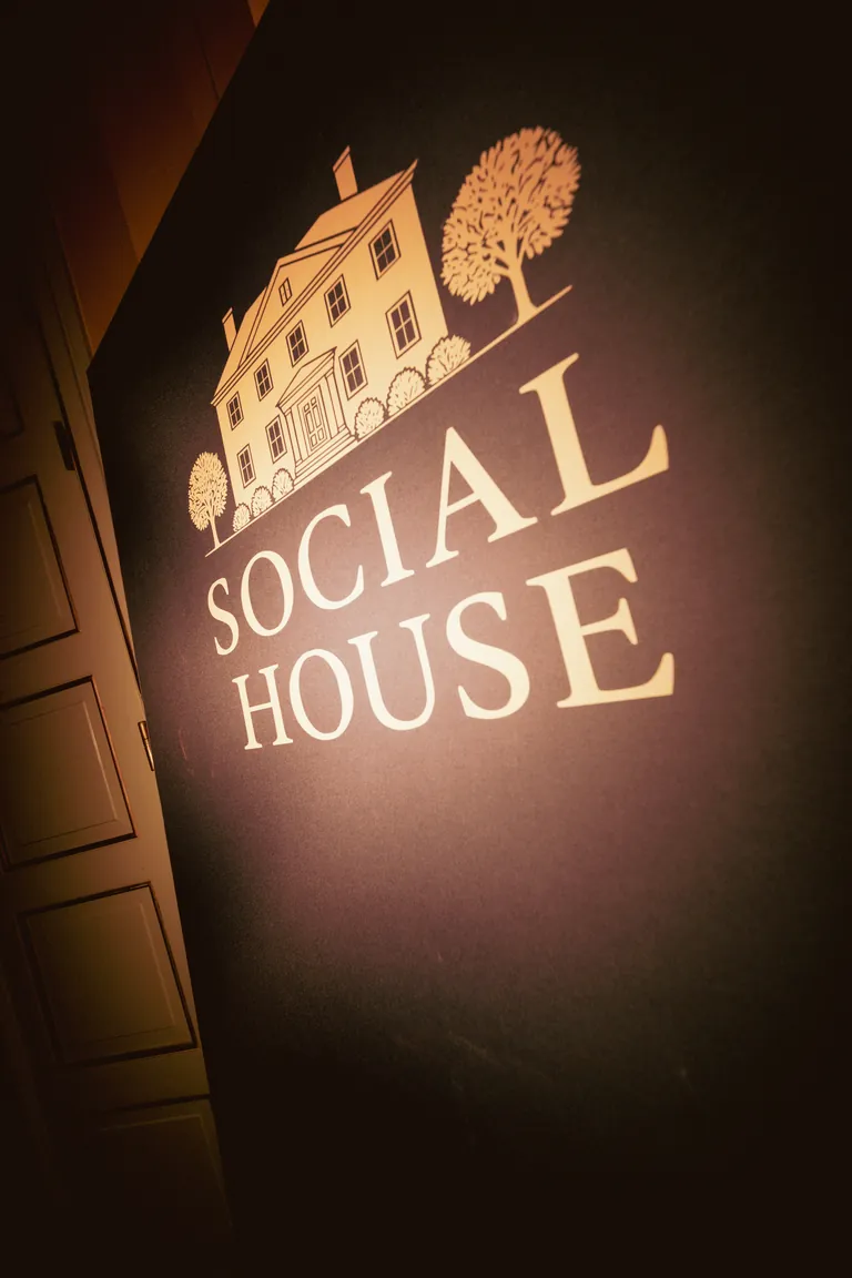 Social House-skilt i varmt gulllys under The Affair i Gamle Logen.